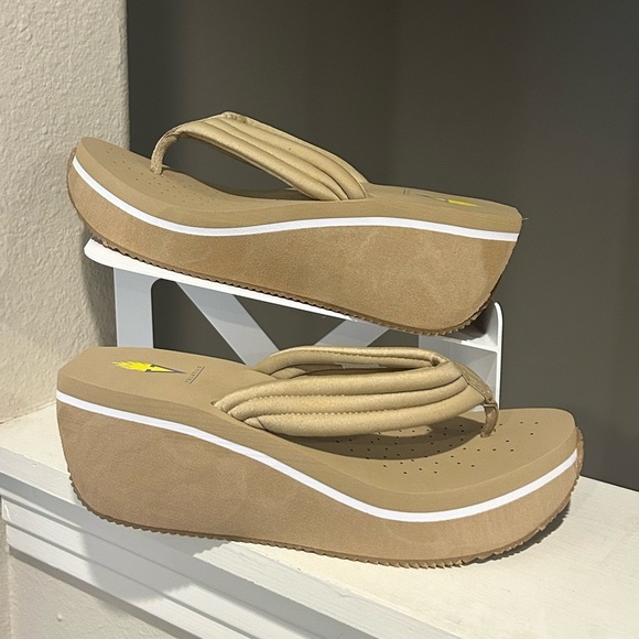 VOLATILE Women's Platform Wedge Zoe Sandals Size 11 NIB - Picture 1 of 10